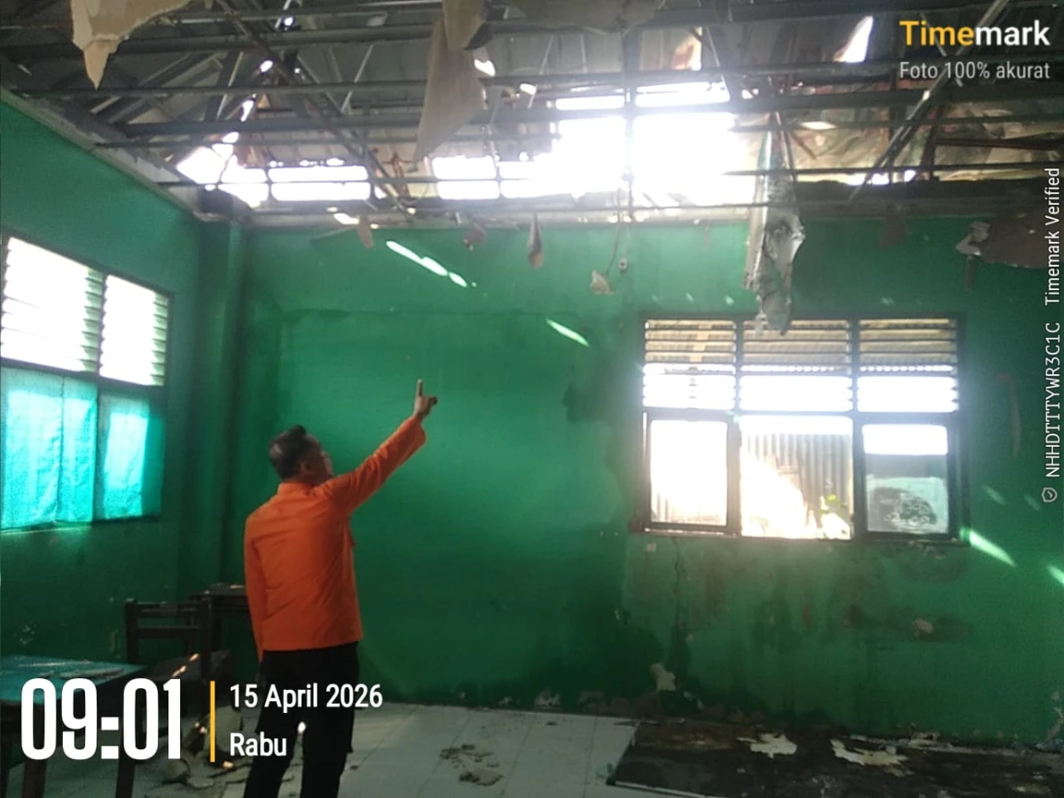 Hujan Disertai Angin Kencang, Plafon MI Darussalam Sukaraja Roboh
